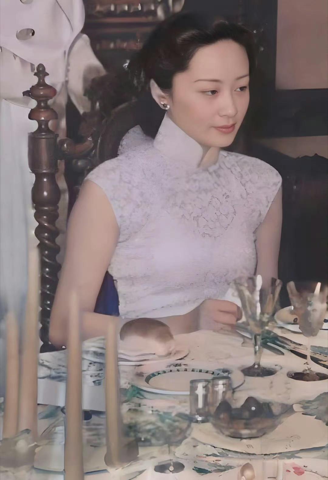 1942年民国财政部长宋子文的夫人张乐怡在美国纽约留影。照片里的张乐怡，身着一身