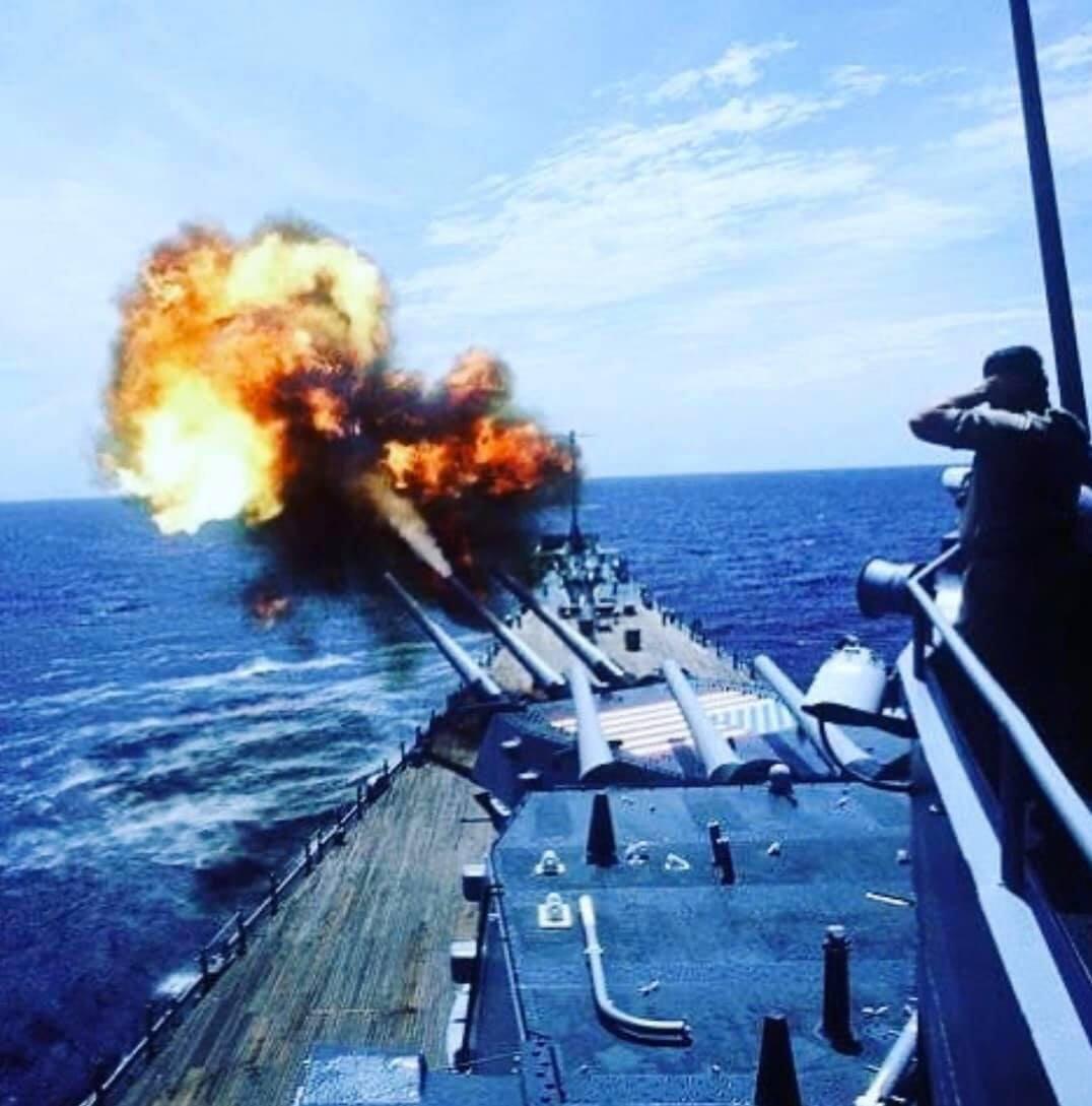 美国海军衣阿华级战列舰主炮开火，外星人来了也被暴打，怪不得特朗普那么迷恋战列舰