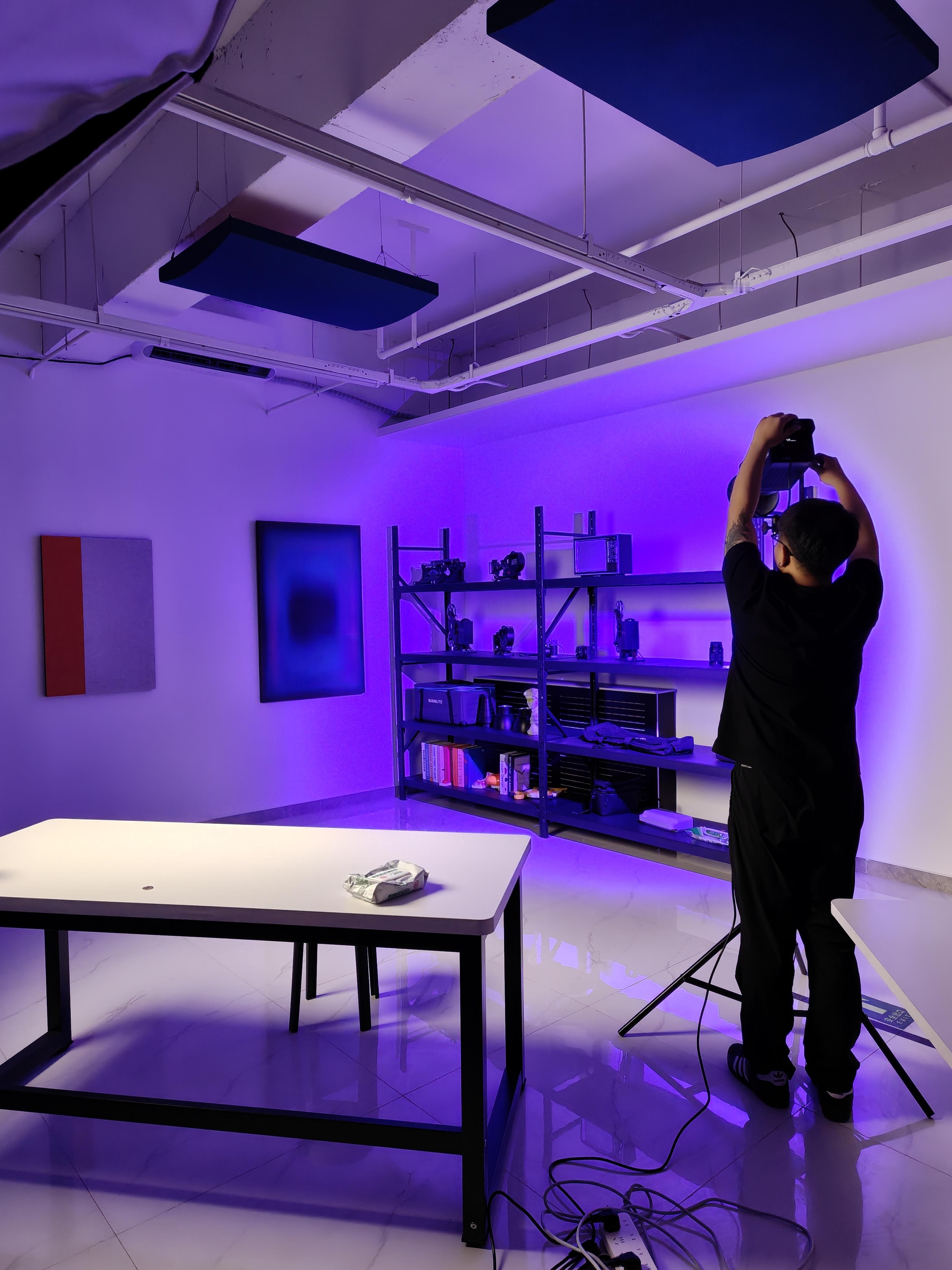 最近又在园区里租了一间办公室，专门用来拍视频，美丽亲自装修了一下，图 1，图 2