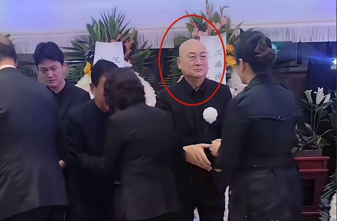 陈丽华去世，迟重瑞一夜之间好像老了十岁。
4月9日上午，陈丽华的生前亲朋好友都来