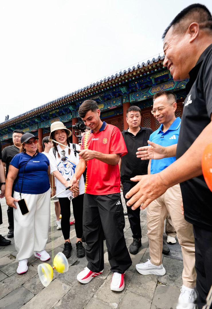 世界杯夺冠之后即刻启程！佩德里开启中国行打卡天坛，少年中场感受中式烟火气息佩德里