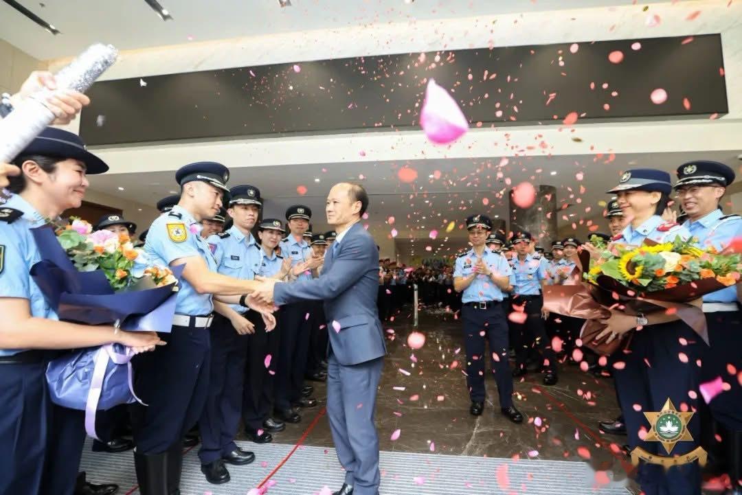 澳门治安警察局发文称，该局怀着崇敬之心向该局代副局长郑俊禧警务总长送上最诚挚的荣