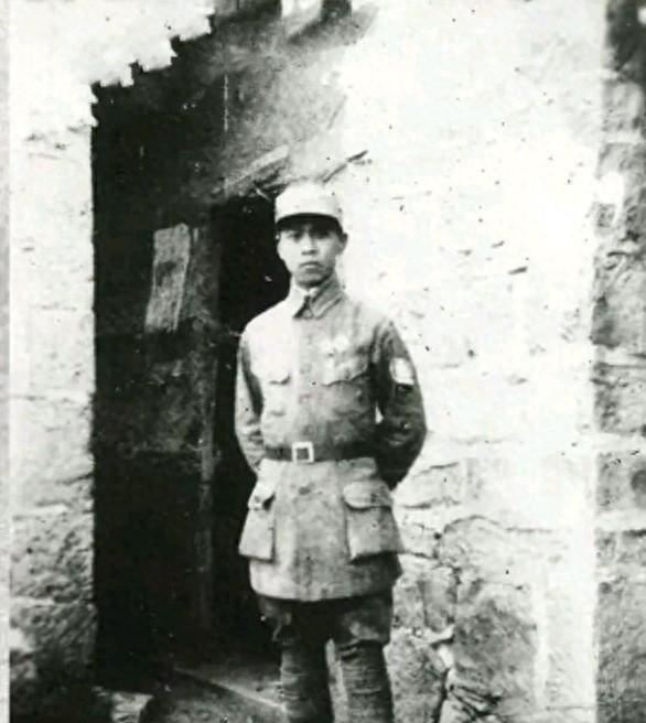 他毕业于黄埔一期，在国军三年只做小班长，转投我军后历经奋斗1955年被授予中将军
