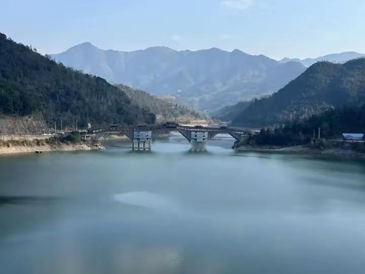 10级雷暴大风突袭！浙江泰顺网红廊桥局部垮塌，两人落水一人不幸遇难
 
极端强对