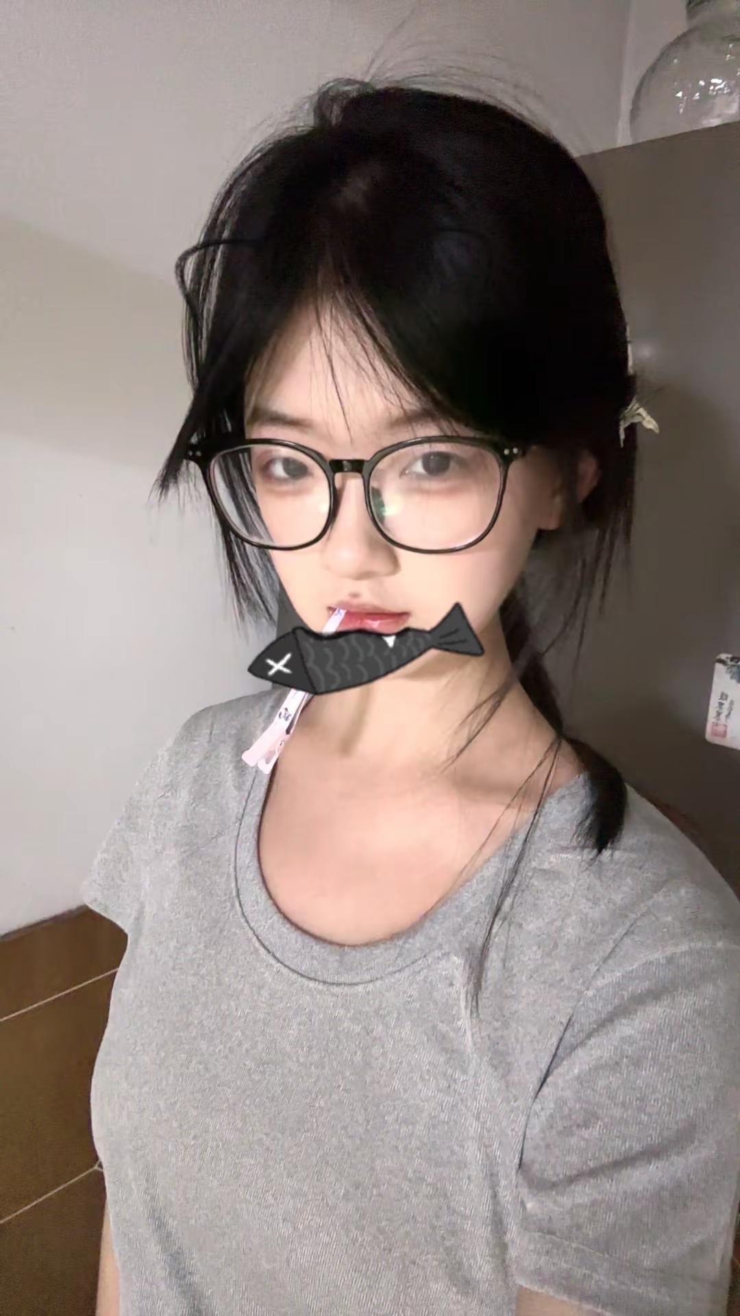 再也不装忧郁了 坐窗台装忧郁一转身翻猪圈去了回家 甜妹 双鱼座 射手座 大学生