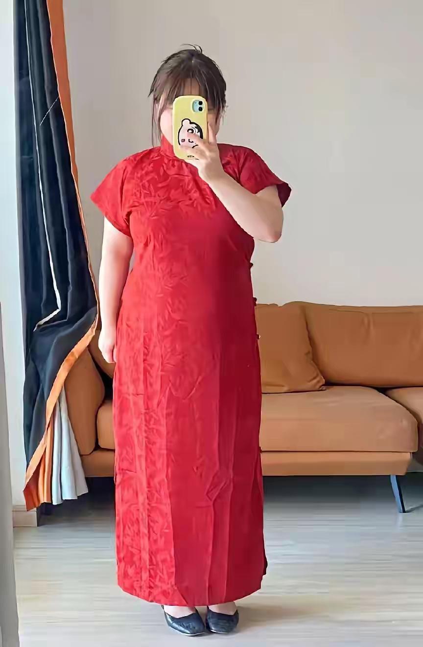 网友:
家人们！谁懂呀！你们觉得婚礼穿哪套比较好看呀？
给点建议！谢谢了！[祈祷