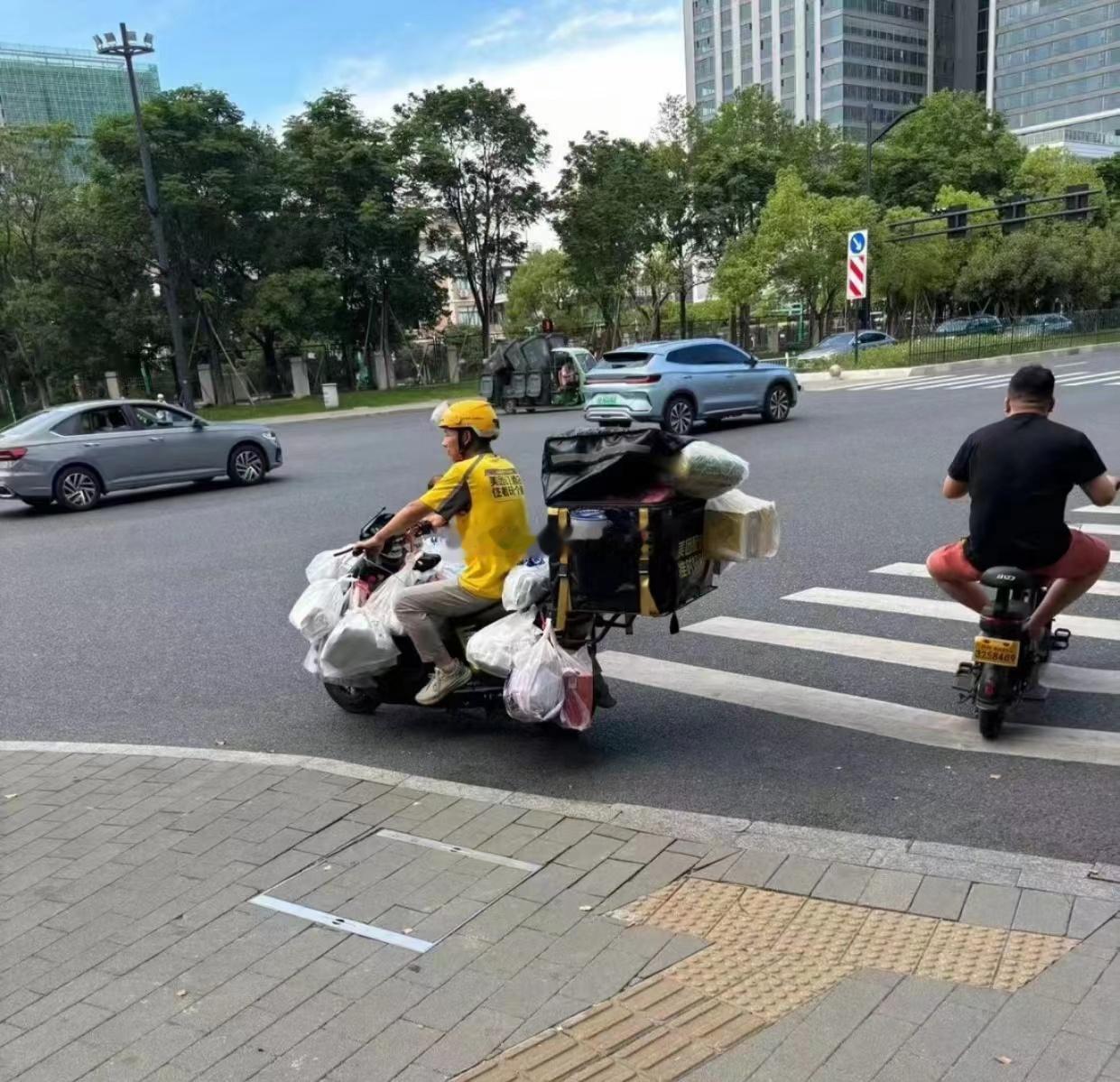 这外卖小哥太拼啦！这一车单子送完，估计怎么滴也能赚个小200块吧，当然，不可能跟