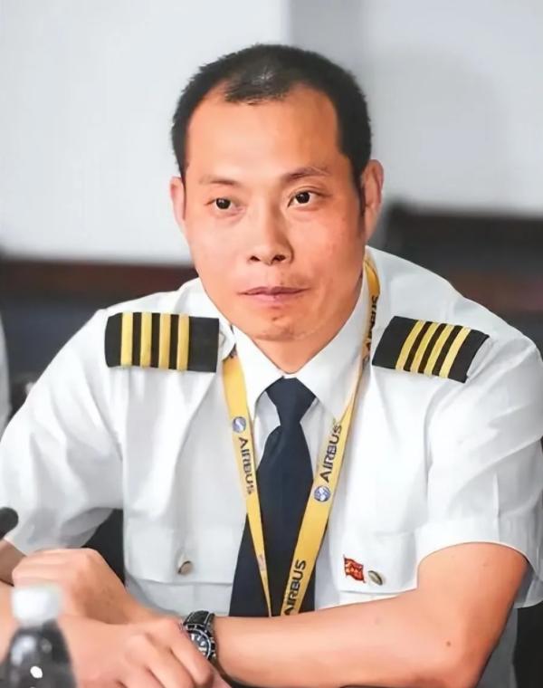 2018年，英雄机长刘传建被川航奖励50万人民币，但他的妻子邹函却并不高兴，她在