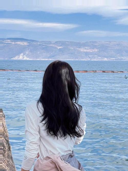 越优秀的人，越懂得这两件事
 
真正的优秀，从来不是看你站得多高，而是看你对谁都