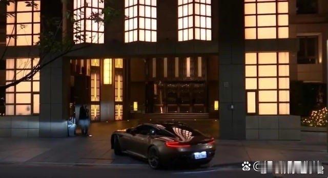 汪小菲开车急奔大S家 据台媒报道，汪小菲得知大S的骨灰已送到她的家中后，迅速开车