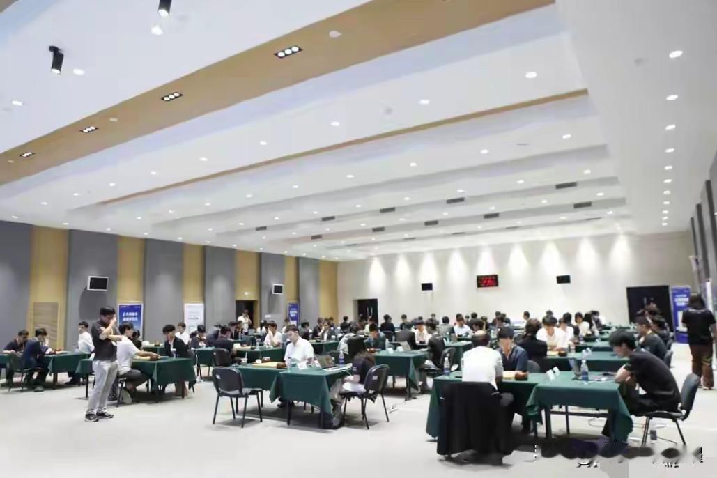 今天，八月十六日12:30，第六届梦百合杯世界围棋公开赛本赛第二轮比赛在北京进行