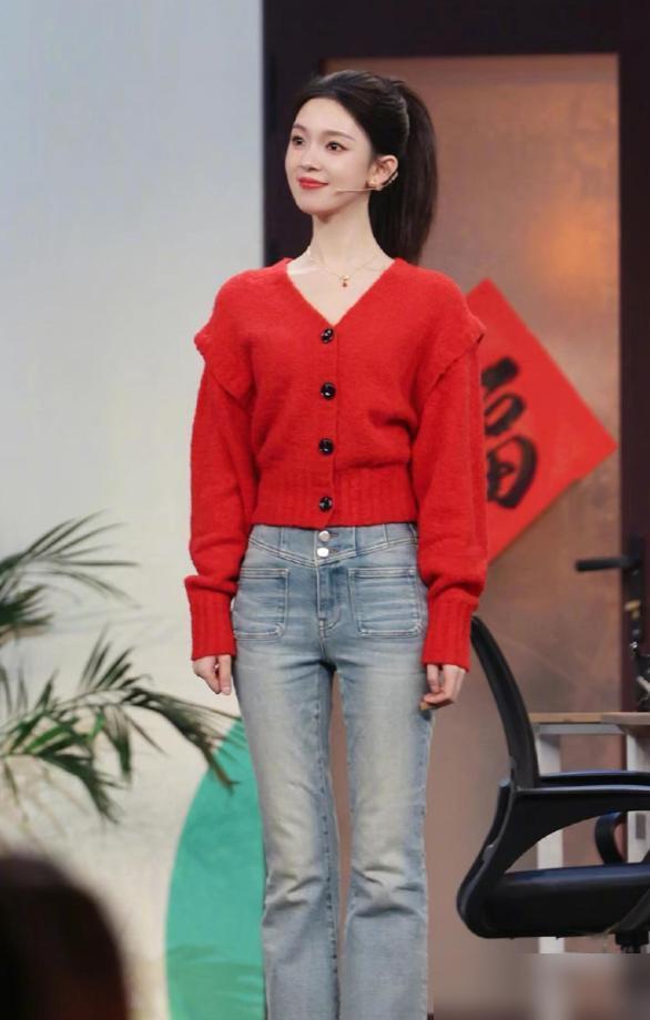 都说金晨舞者出身，挺拔压人。可她跟陈瑶同框，那张“科技脸”，那副“皮包骨”，真能