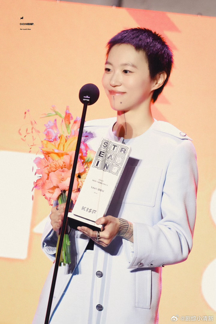 窦靖童你也很难绷住吧歌手2026舞台上自在唱歌的窦靖童，面对王座拍摄瞬间切换害羞