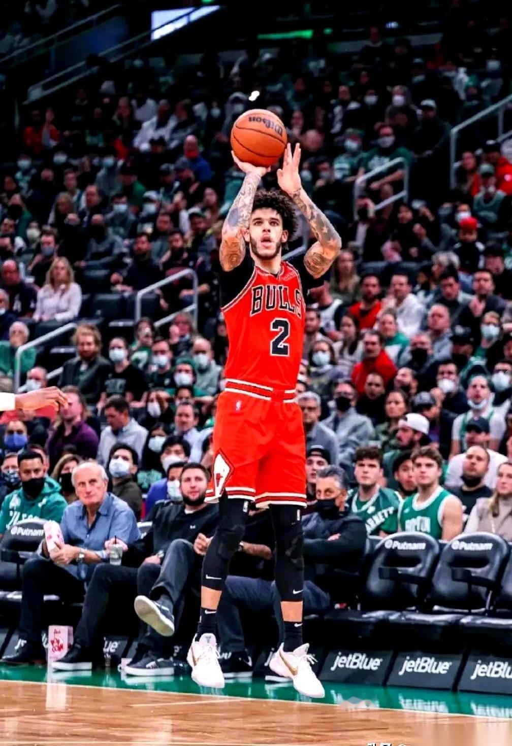 NBA里有几个人，球迷的骂声比喝彩声还大。
拿着上亿的合同，却在场边西装革履，比