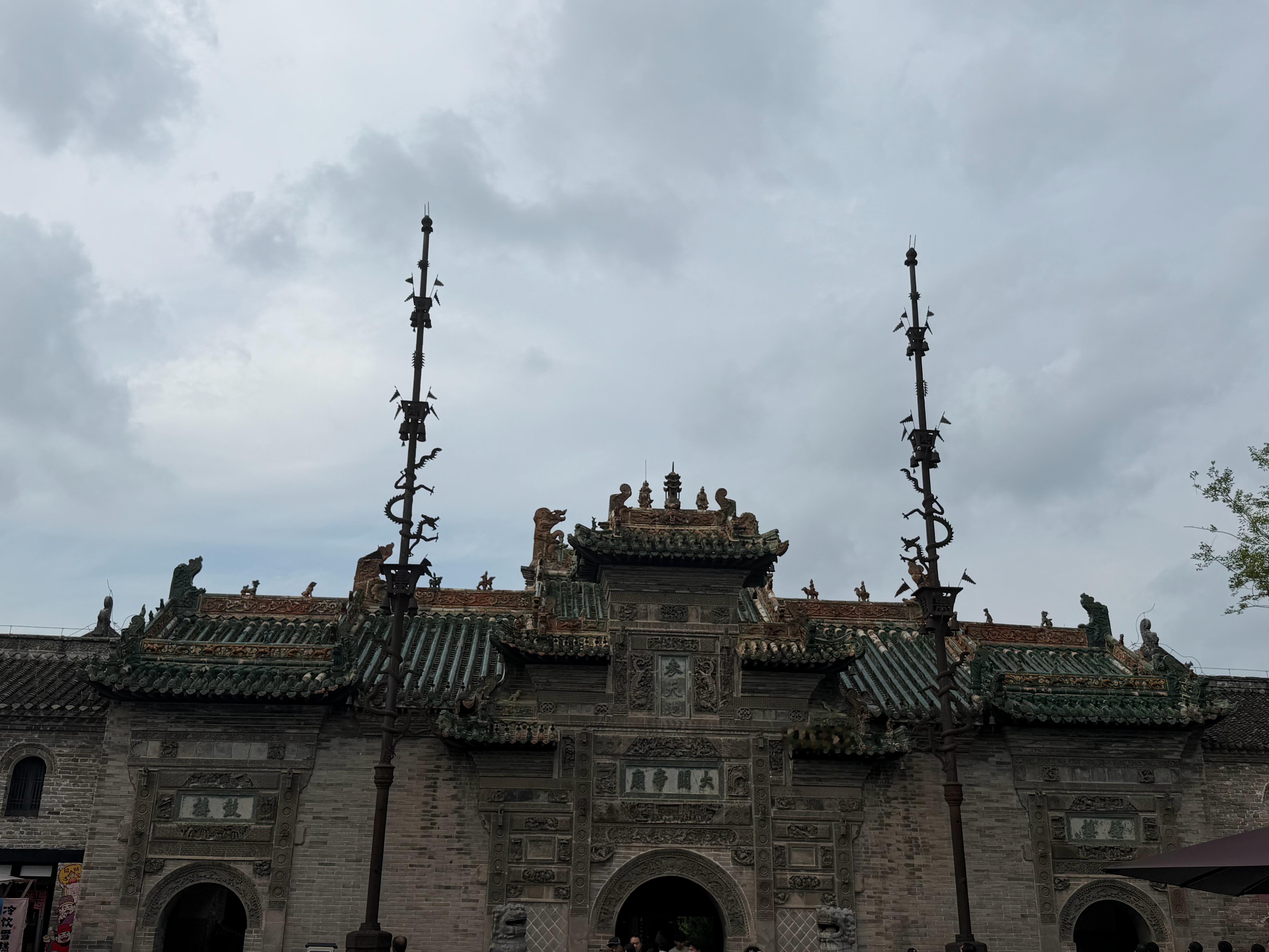 下午从曹操地下练兵道出来，看到有卖酒的，没忍住买了一杯，喝得有一点小兴奋去花戏楼