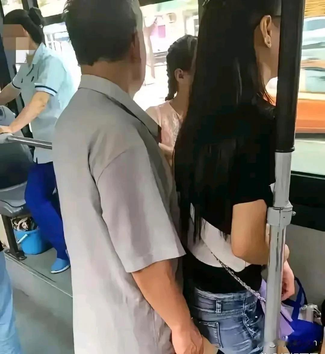 大叔，后面有座位💺，别在哪里站着了，多累呀！