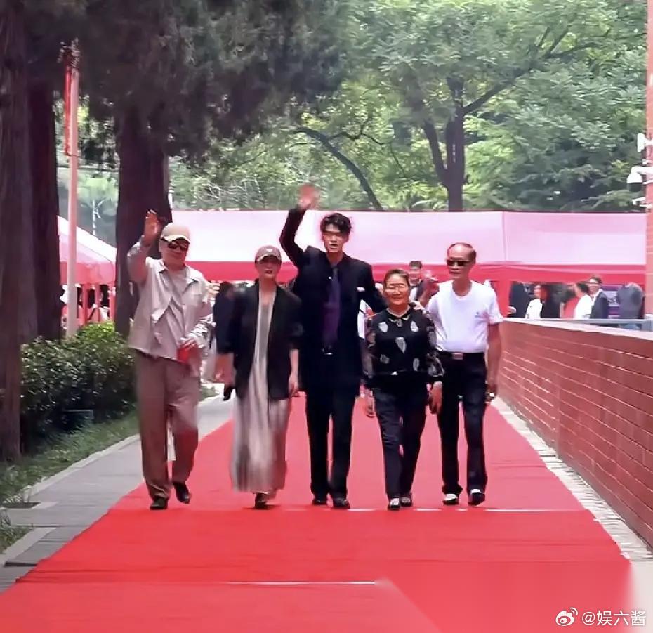 别装了！看看什么叫真正的大明星。 陈建斌和蒋勤勤，参加儿子在清华附中的高中毕业典