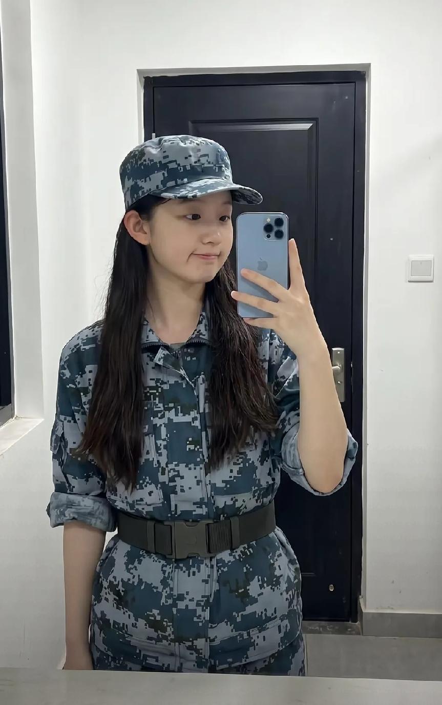 大一妹妹正在军训，一身迷彩格外亮眼
 
这是我的小妹妹，刚刚踏入大学校园，如今正