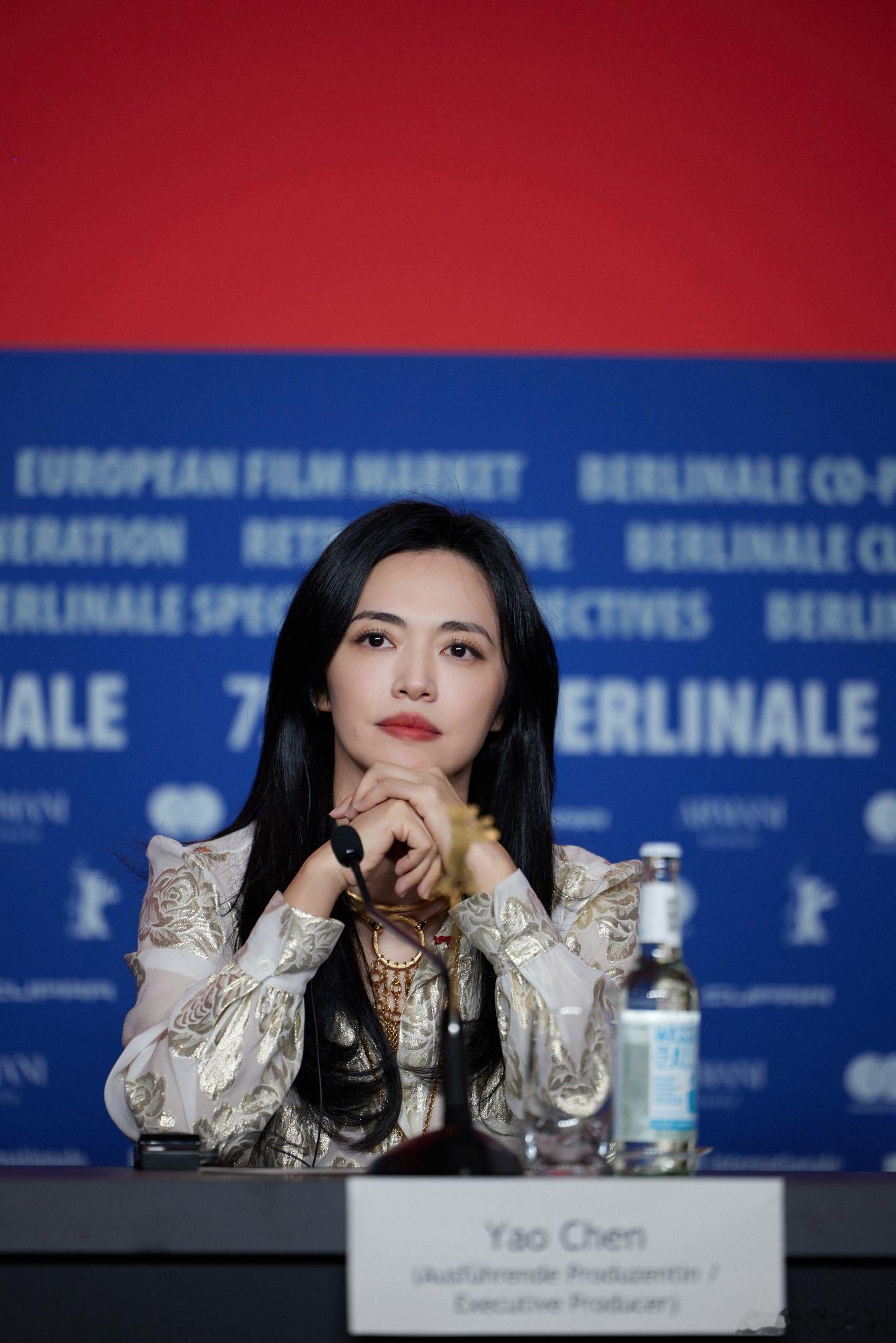 姚晨闷声干大事  姚晨监制的《生息之地》拿下柏林大奖，这是华语片的骄傲！她从 2