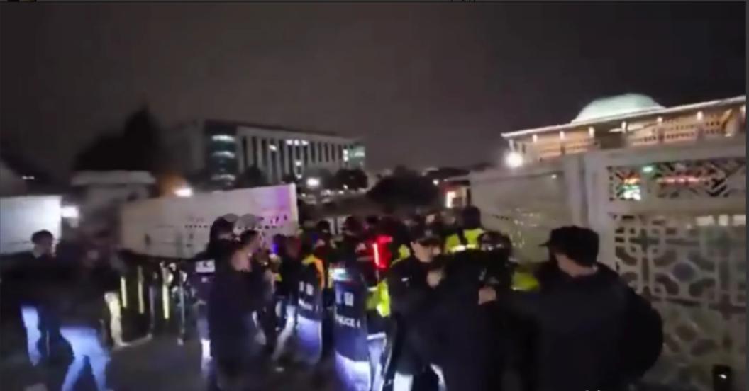 韩国军队正在逮捕国会议员
韩国在野党党首李在明表示，韩国军队已经开始全国范围内逮