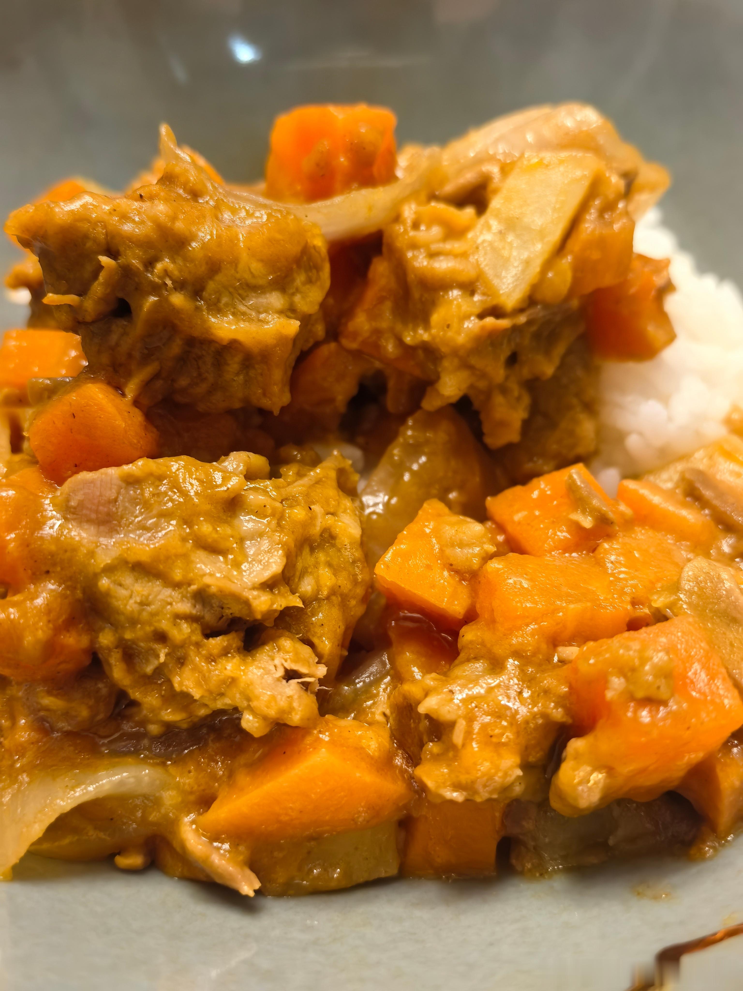 用一碗咖喱牛肉饭，放自己一马，​放大家一马。​有道是，​中国女排亚运三连冠，​惊