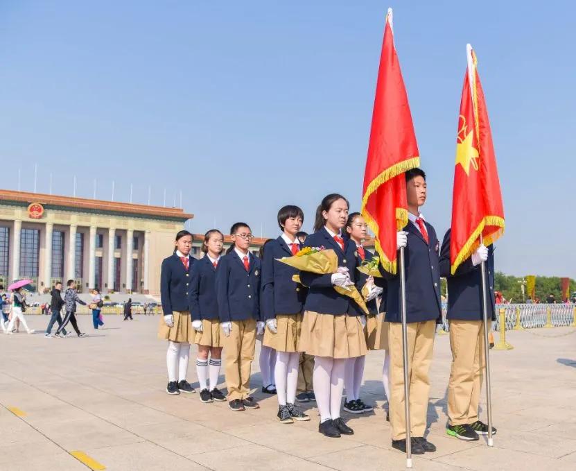 七律  欢乐国庆  新韵
秋风轻漾饱含情，日跃东方天碧清。
旅客游玩随欲去，黎民