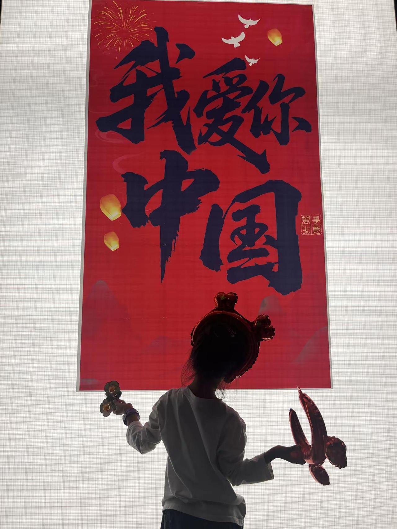 谁说站在光里的才算英雄。