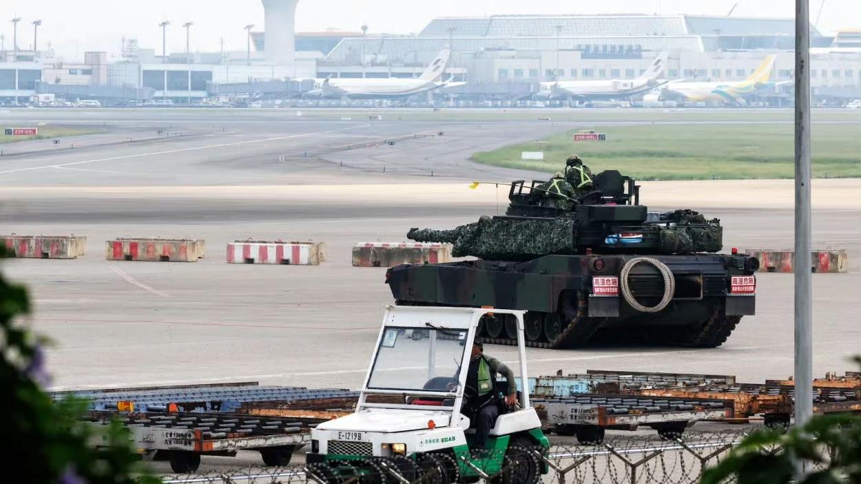 台军演练用采购自美国的"M1A2T主战坦克和"云豹”装甲车共同执行反空（机）降演
