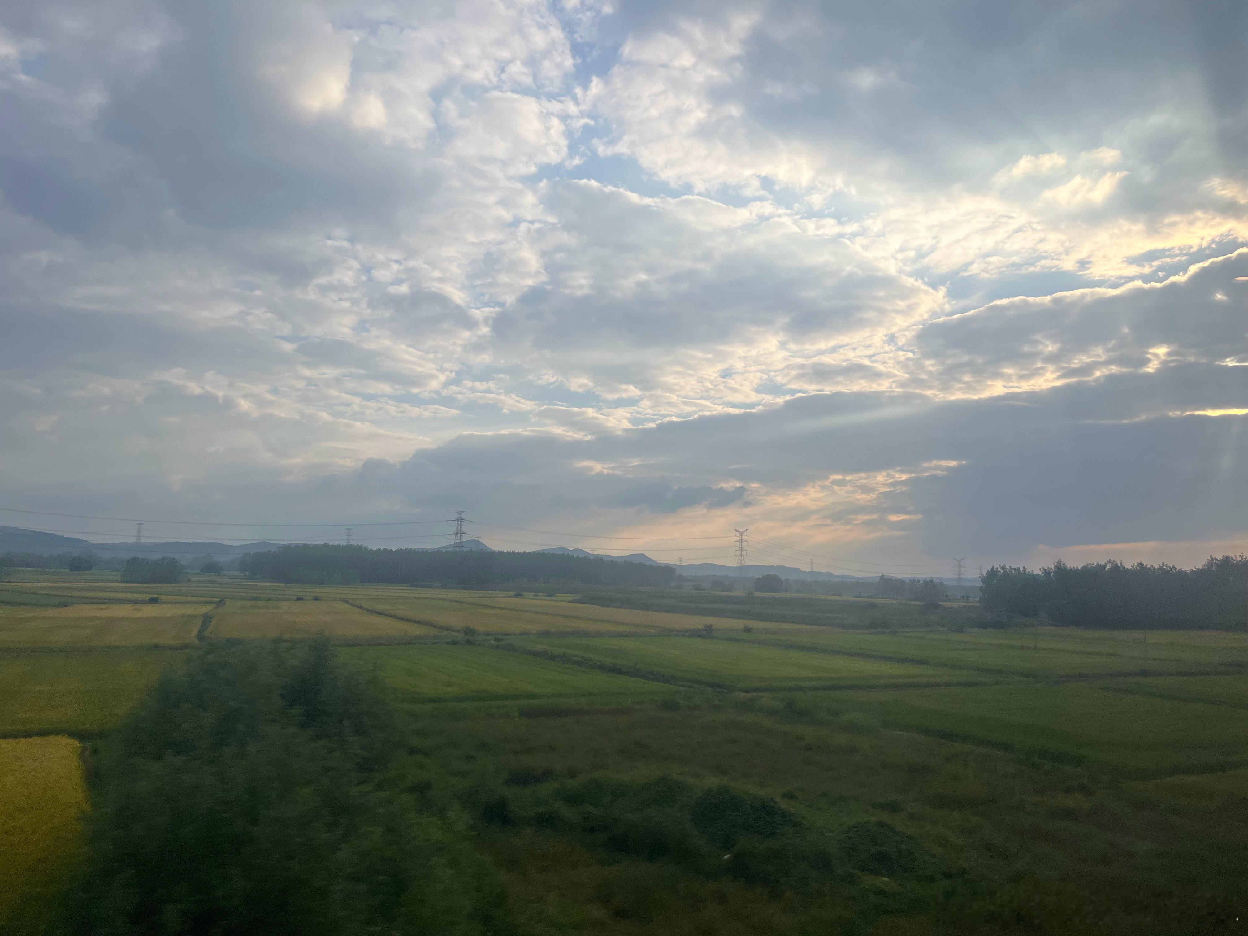 云，从远方来，从天上来，从天边来，从山里来，从江河湖海来，从田间地头来，从你未曾