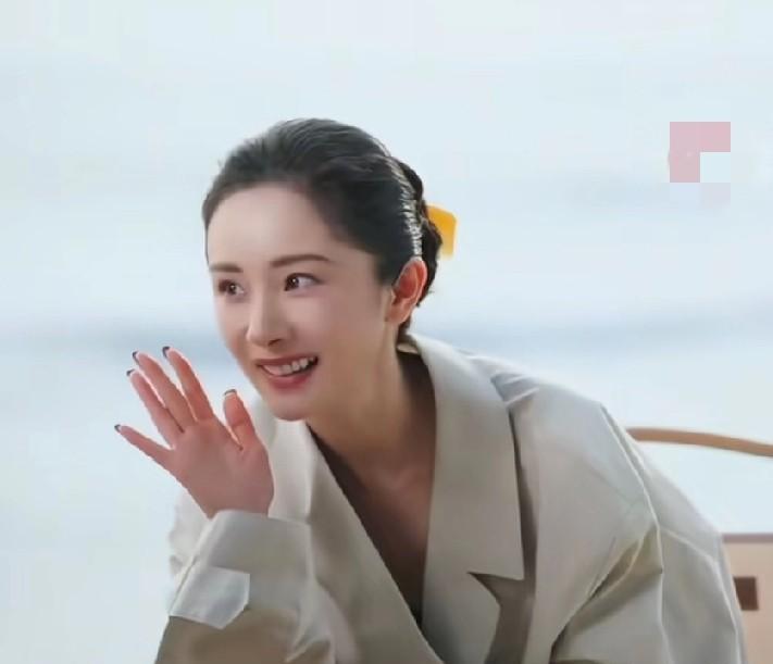 40岁女演员的清醒，狠狠打了谁的脸。
杨幂在镜头前被问四十不惑。
她摇头，说五十