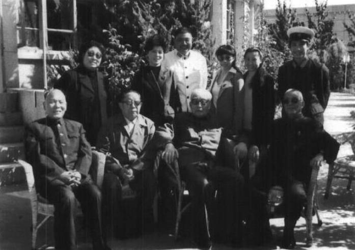 1987年,祝贺肖劲光大将84岁寿辰，坐者左起:陈先瑞、周球宝、肖劲光、韩先楚等