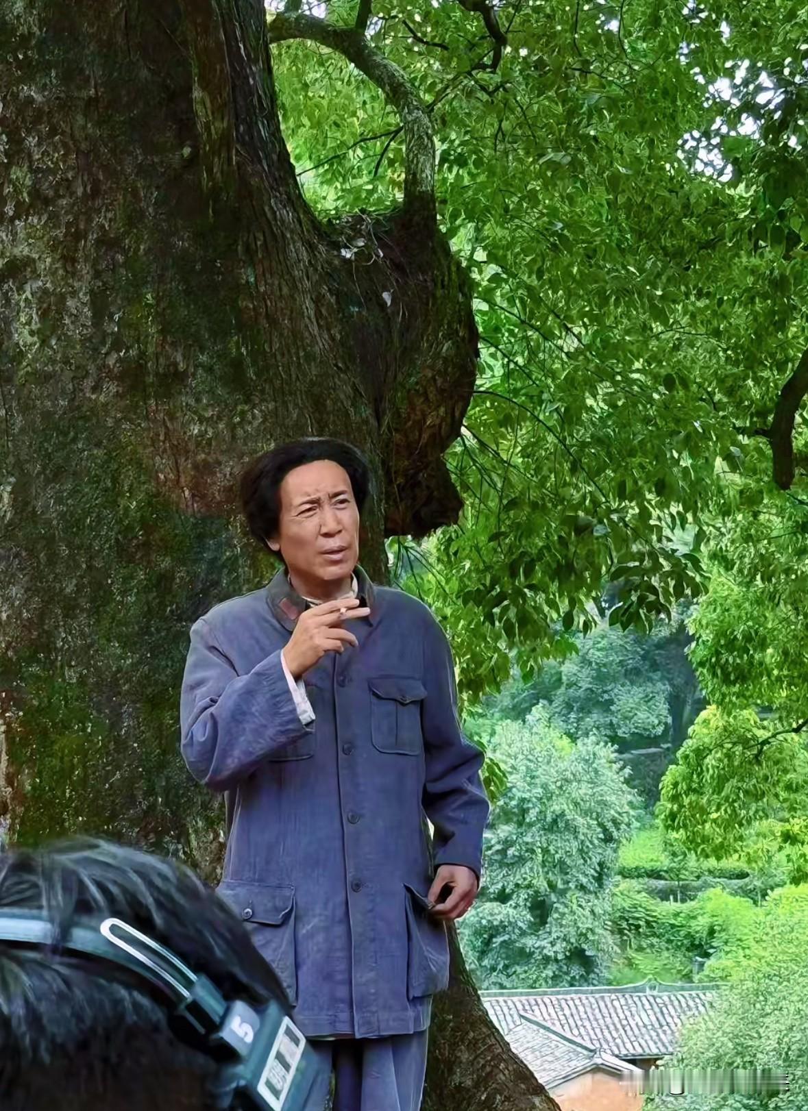 于和伟新剧《伟大的长征》最新路透来了！
脸型和身高不对，但整体来说还是很像的，演
