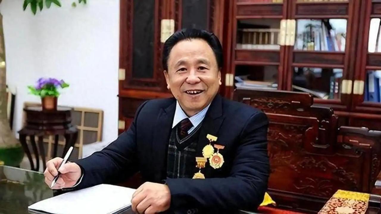 包养10位情妇，睡觉翻牌生下11个私生子，75岁还在拼命生娃！

2023 年春