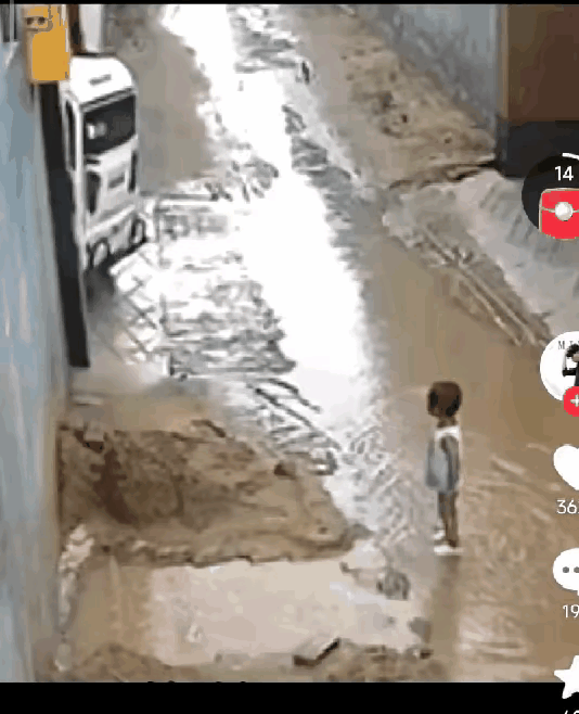 幸亏孩子爸爸站在门口，不然的话，这个小孩说不定就真的没了，这一家的人心真大，家里