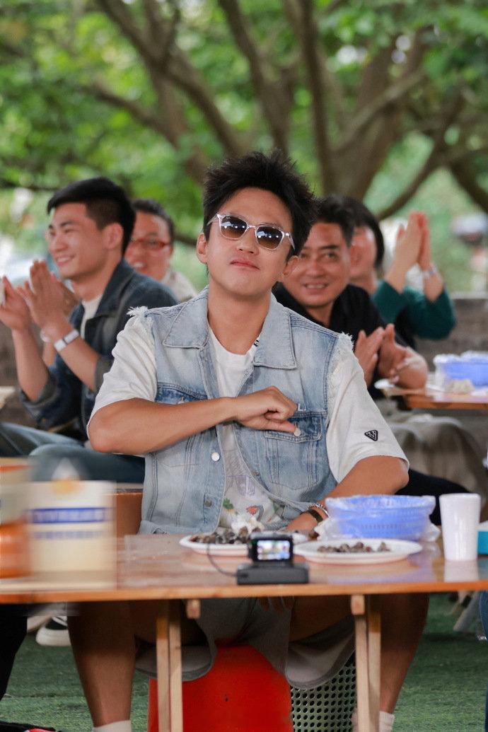 邓超被小孩哥夸成翘嘴了被小朋友花式夸赞，邓超乐得嘴角止不住上扬，一脸开心的模样又