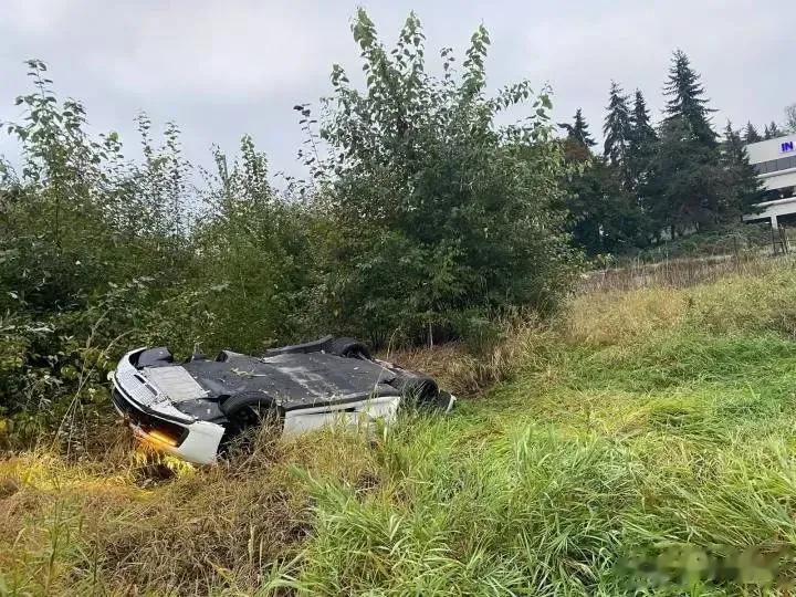 监控画面曝光，在美26岁中国女子酒后飙车致男伴身亡后逃回国。这样的人渣就应该多去