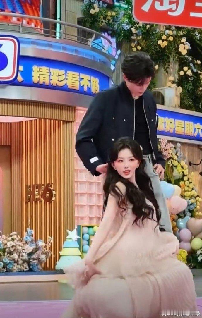 邓凯把孔雪儿扛在肩上就这个孔雪儿邓凯售后超级甜你好星期六孔雪儿在邓凯肩上安心又甜