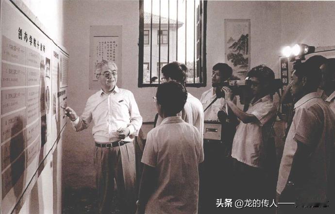 1985年9月，无锡市举行纪念荣德生诞辰110周年纪念活动。荣毅仁(左一)在他父