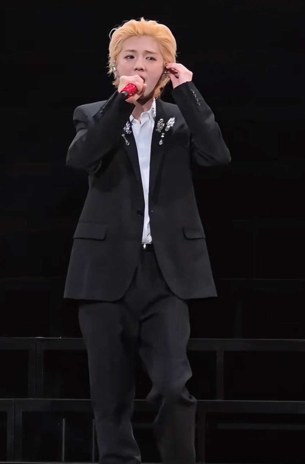 鹿晗的经典情歌《我们的明天》在2025年巡演中迎来新版本，引发歌迷热议。

随着