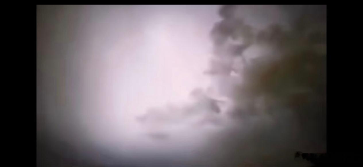 安溪龙须殿被劈当晚，网友拍摄到的紫雷大阵画面，电闪雷鸣，闪电照亮了整个夜空。图三