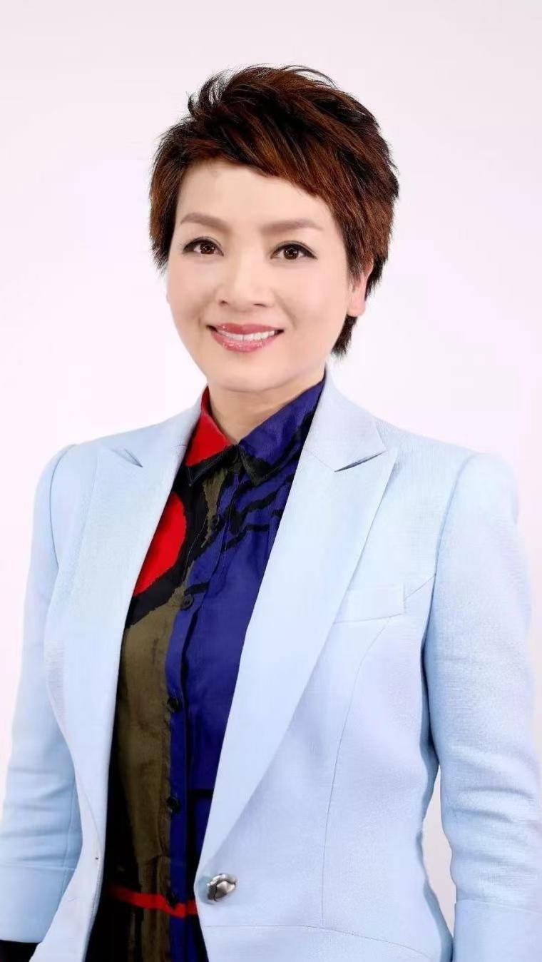 章伟秋，浙江台州人，毕业于浙江传媒学院，后取得新闻硕士学位。1994年调入央视，