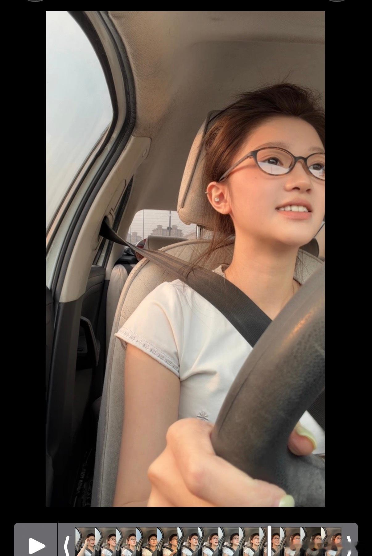 学了一天车！第一次上路好激动好刺激呀[嘻嘻][嘻嘻][嘻嘻]看起来好呆傻 教练以
