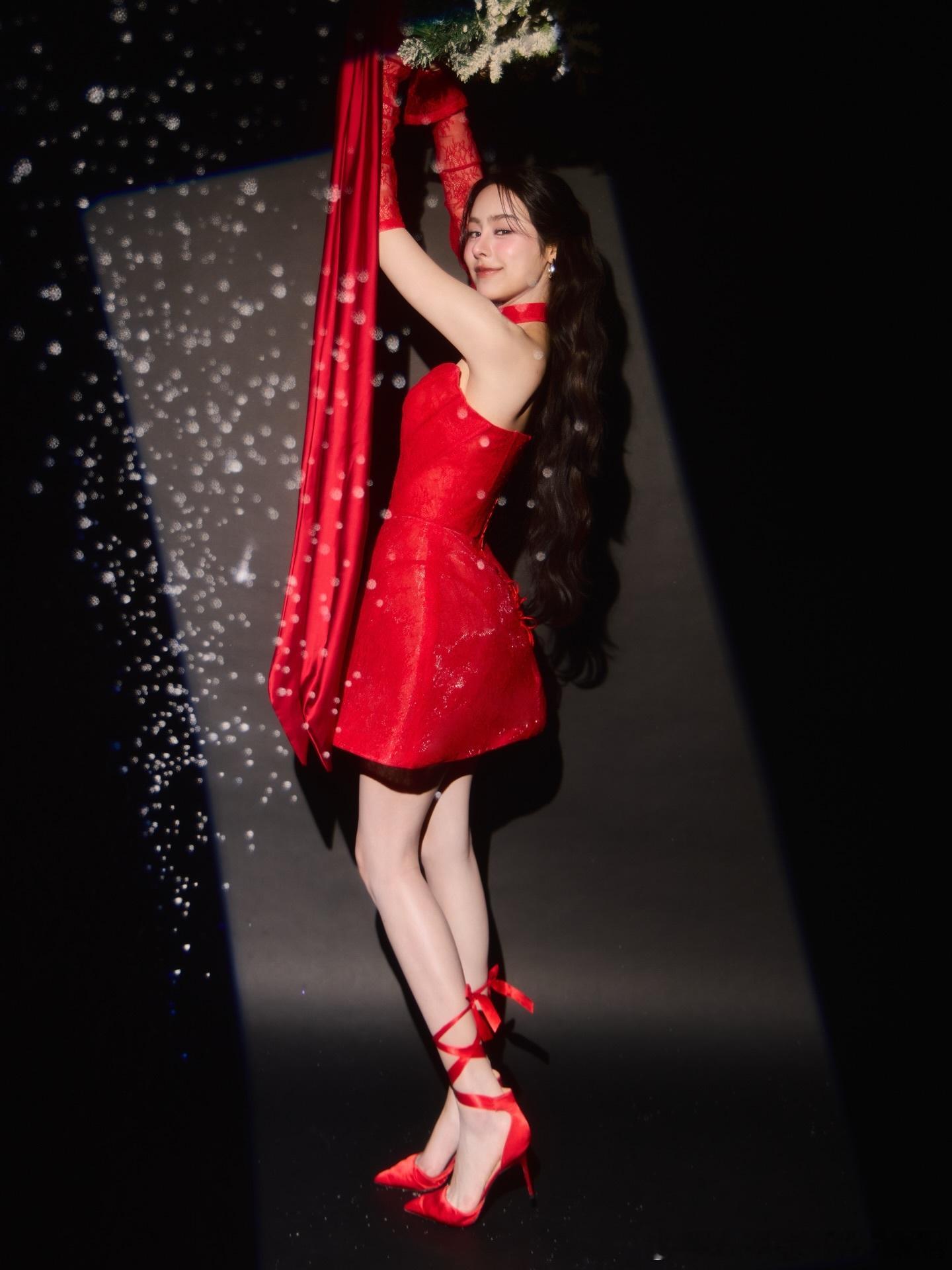 punpreedee 深夜直播那天还去拍了🎄物料！好好看啊！被中间那张媚到尖叫