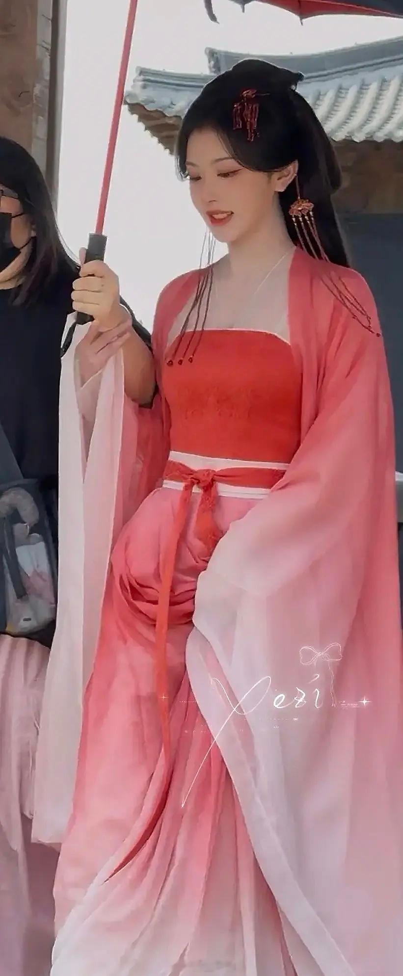 孔雪儿今日份《将门毒后》的造型来咯她这版新脸好像稳定了 还挺好看的 