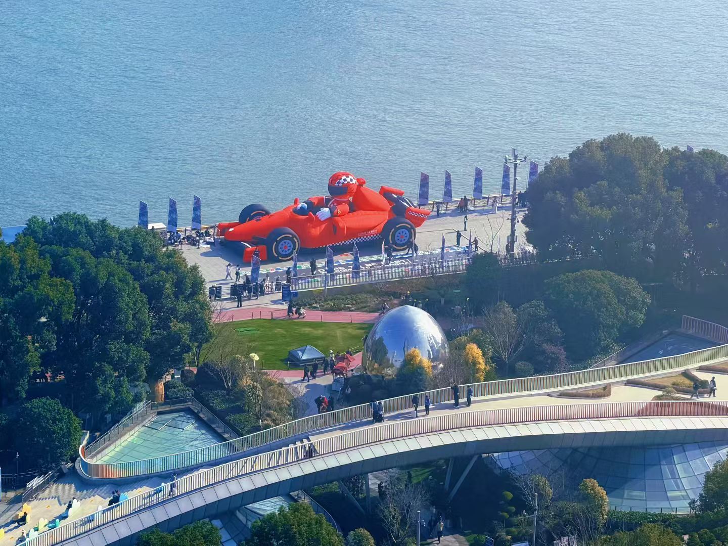 外滩的充气F1确实是一道靓丽风景 