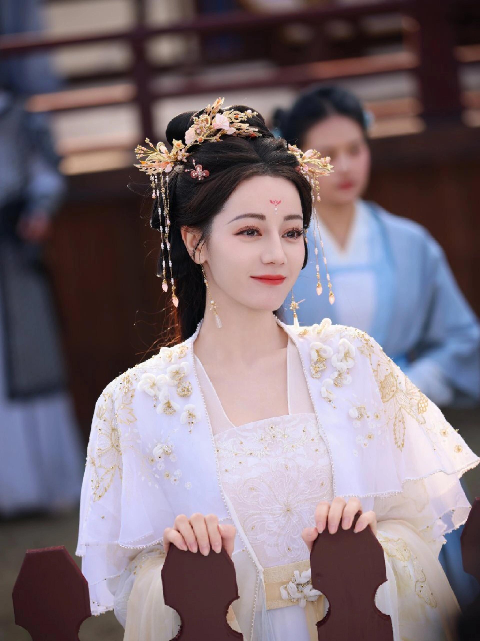 迪丽热巴陈飞宇婚服吻戏路透 [汗]说实话真的没有没cp感…但不影响88的美貌 