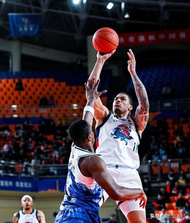 山东男篮半场53平，这球彪子思路不太清楚啊：1、山西的内线是高又硬，葛邵宝+法耶