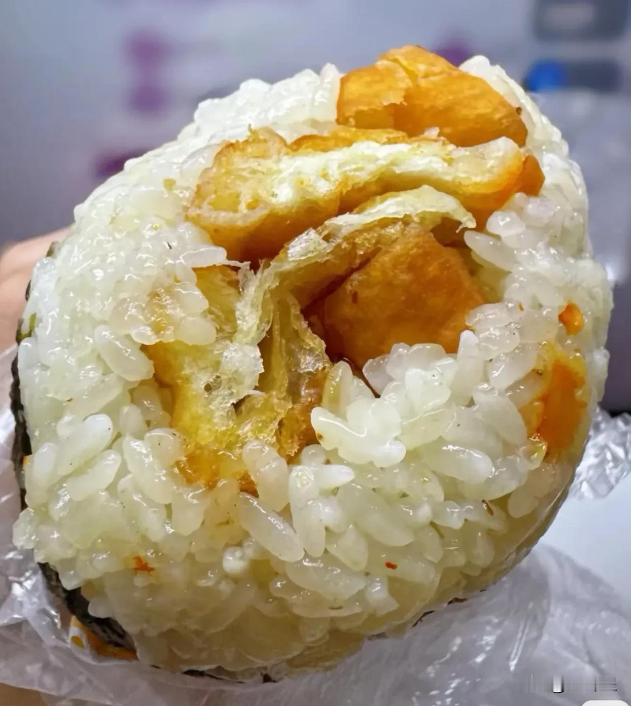 （原创）古镇·粢饭团
昨天吃了古镇老店老夫妻的粢饭
糕，感觉了脆软与咸鲜。粢饭糕