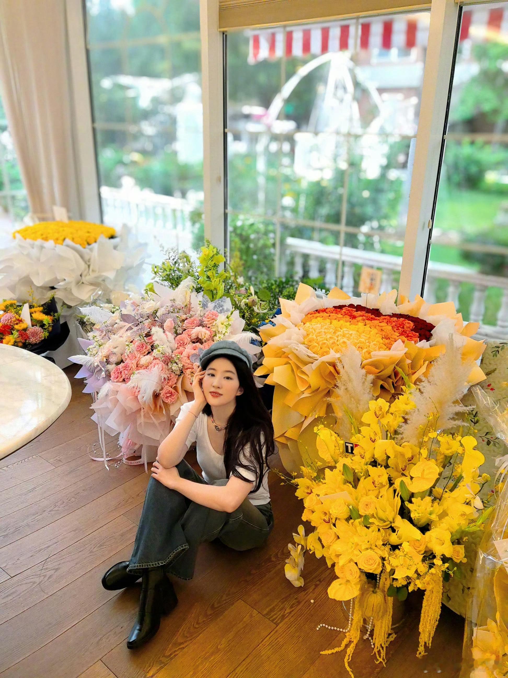 是那个今天过生日的幸福女孩啊，被花朵包裹的女孩子，刘亦菲生日快乐啊！ ​​​