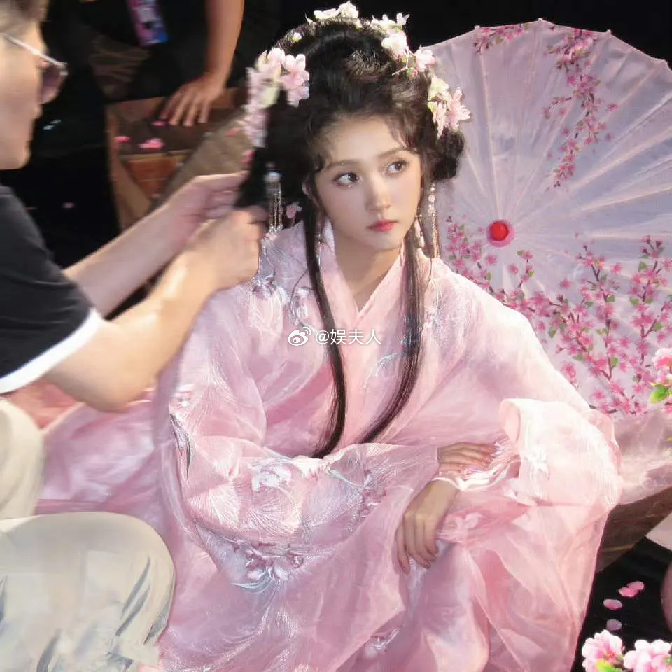 话说关晓彤今年还进组吗？来部古装吧 ​​​
